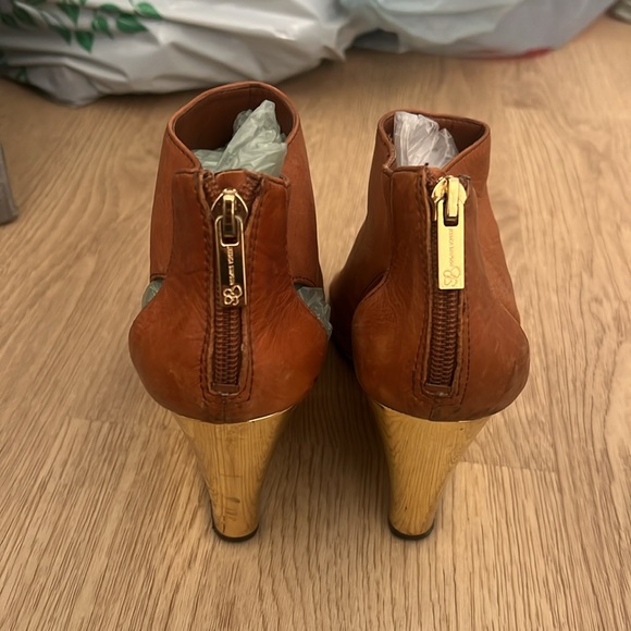 Jessica Simpson leather wedge heels. Size 7. Gold heel. Camel color - Picture 5 of 7